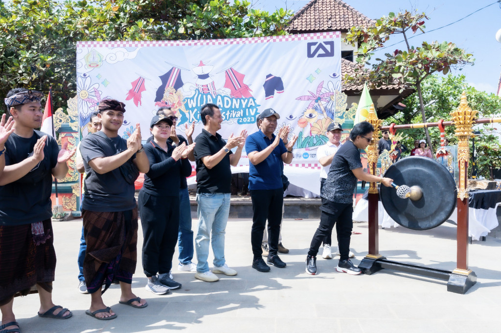 Bupati Giri Prasta Buka Wija Adnya Kite Festival IV